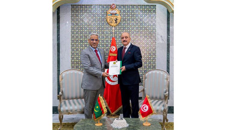 L’ambassadeur de Mauritanie en Tunisie présente une copie de ses lettres de créance au ministre des Affaires étrangères tunisien